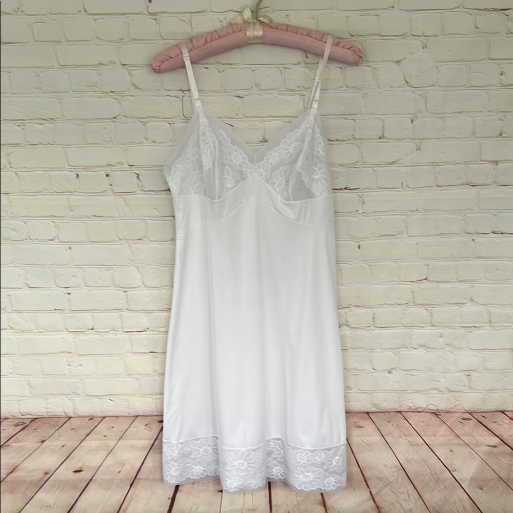 VINTAGE VANITY FAIR nylon lace trim white slip size small 34